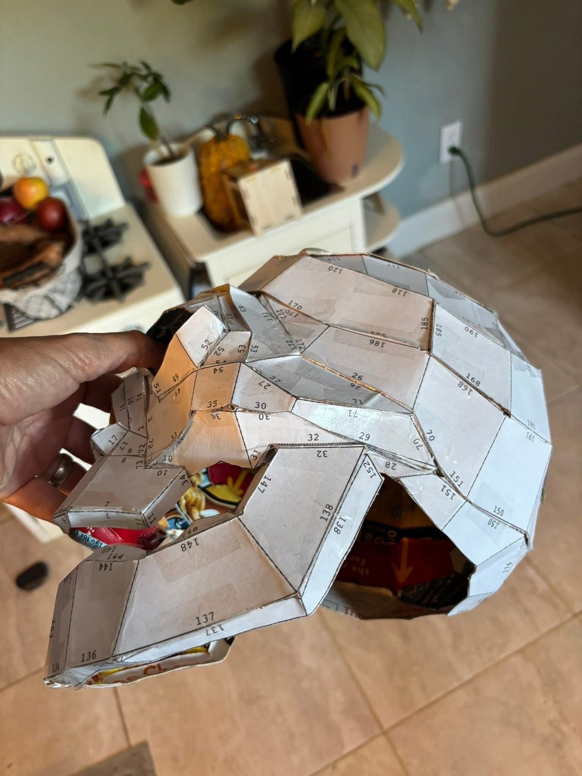 Activité carton enfant : 30 idées créatives par âge Image